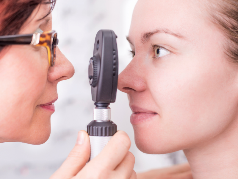 Göz Ameliyatı (Vitrektomi) Sonrası Ağrı Yönetimi: Aromaterapi Masajının Etkileri